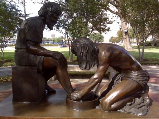 Jesus washing feet (statue)